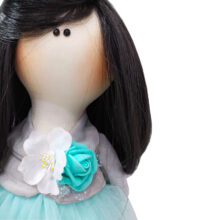 عروسک روسی مو مشکی گل سینه دار تنها