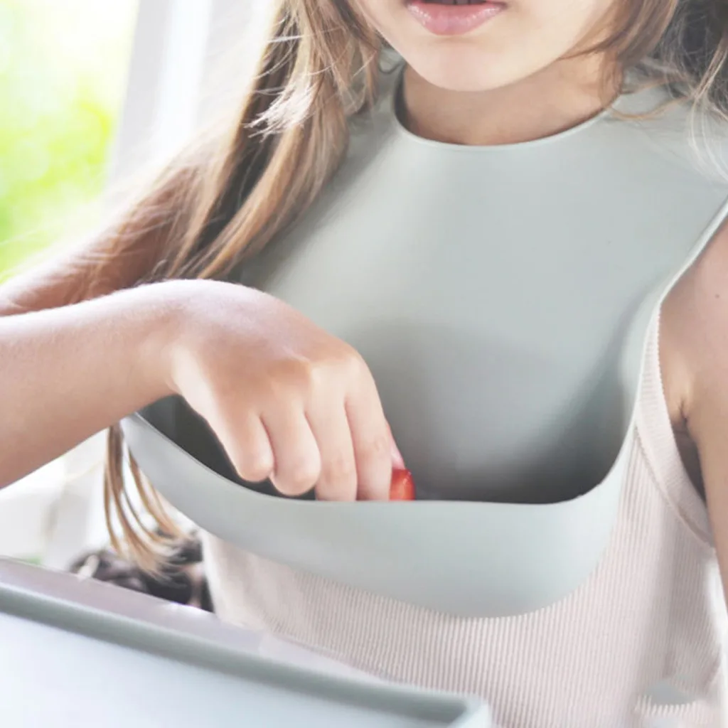 پیشبند سیلیکونی مینیک اوی اوی مدل Basicd Bib کاسه ای قابل تنظیم Minikoioi