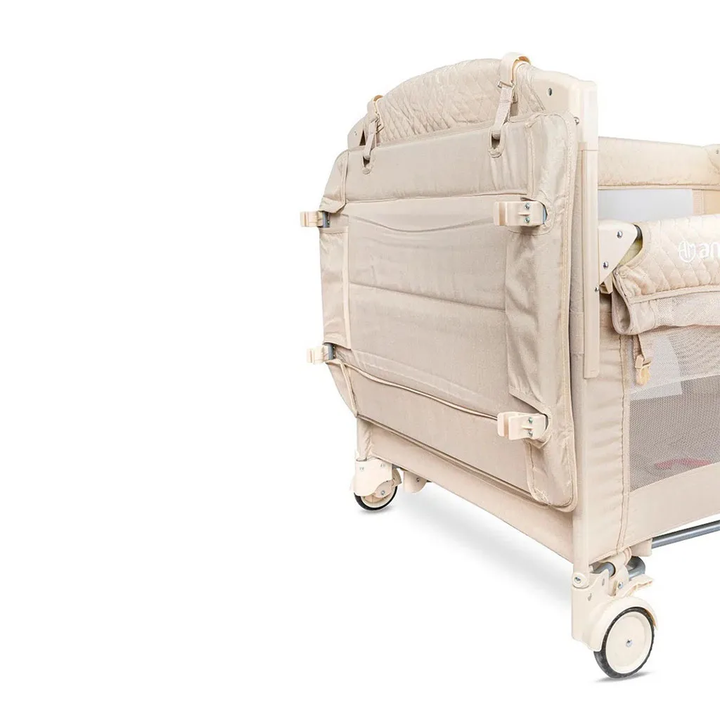 تخت پارک آنیمو مدل نولا Nola كنار مادر گهواره شو همراه با آویز تخت موزیکال Animo